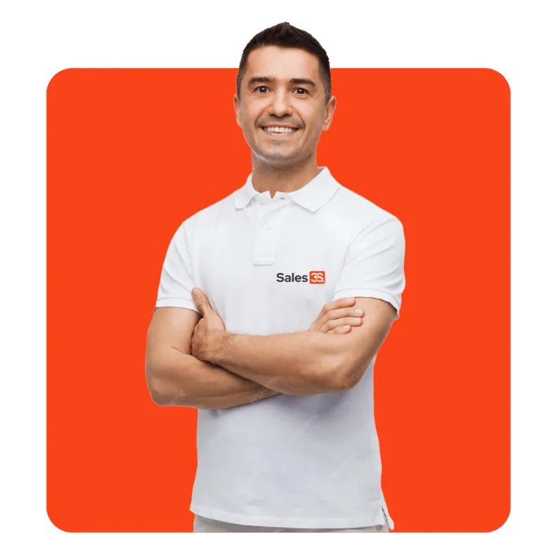 Consultor da Sales 3S de braços cruzados, sorrindo